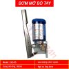 Bơm mỡ bò tay, 500ml / 800ml, thân đế bằng nhôm đúc. Đường kính ống ngõ ra 6mm, tặng kèm đầu chuyển ống 4mm. Phù hợp mỡ bò 0 - 000.