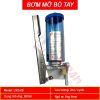 Bơm mỡ bò tay, 500ml / 800ml, thân đế bằng nhôm đúc. Đường kính ống ngõ ra 6mm, tặng kèm đầu chuyển ống 4mm. Phù hợp mỡ bò 0 - 000.